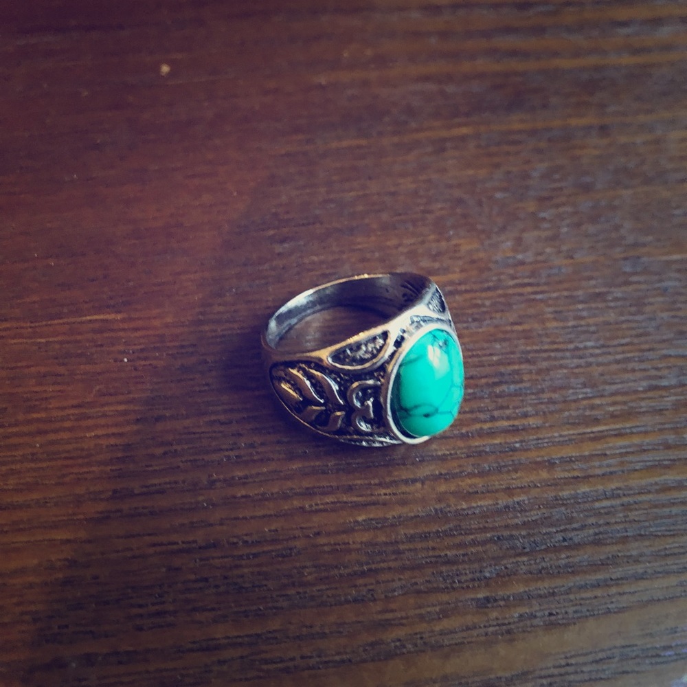 Very pretty woman’s ring